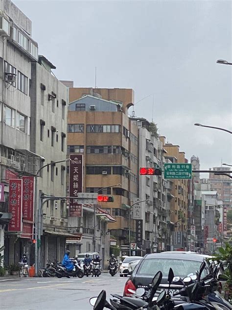 坐東朝西賺錢沒人知什麼意思|帝王坐向失寵 竟慘輸西曬屋